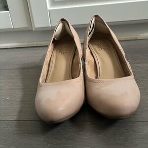 Naturalizer Cream Heels Classic Design